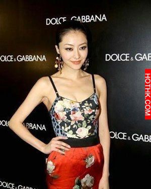 昆凌基本上臉上都動過，但老公周杰倫面對記者追問，竟屌回了一句話讓記者臉垮掉...！ ...
