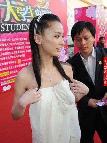 女星紅毯上走光照！「蕭薔」也太尷尬了吧...