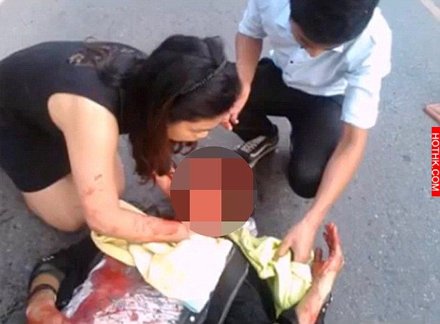 這名泰國的女醫師正好目睹一場車禍發生，她立刻搶救傷者，但路人發現她的膝蓋竟然跪在 ...