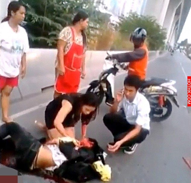 這名泰國的女醫師正好目睹一場車禍發生，她立刻搶救傷者，但路人發現她的膝蓋竟然跪在 ...
