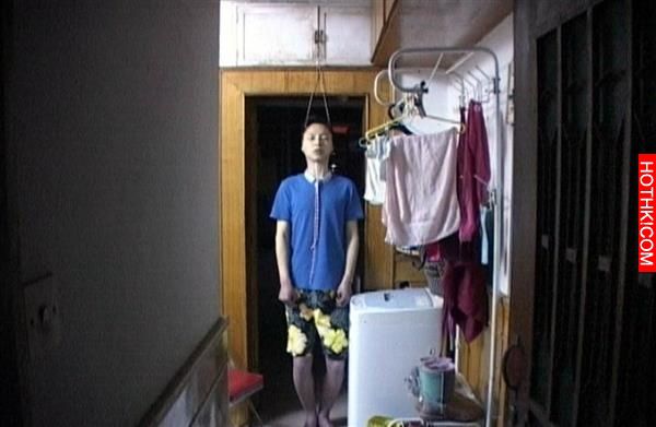 他用詭異的姿勢站著...室友以為他在鍛鍊頸椎...想不到是這樣的結局！ ...