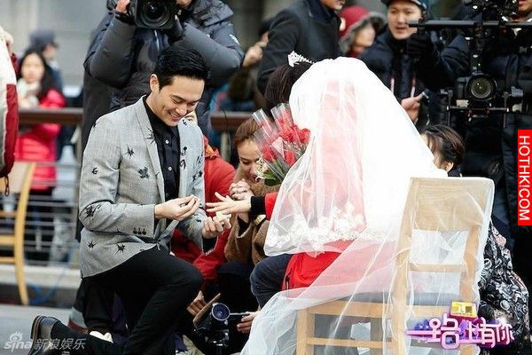 張智霖深情一跪逼哭老婆袁詠儀：遲到14年的求婚！張智霖：未入行前早已看上袁詠儀！ ...