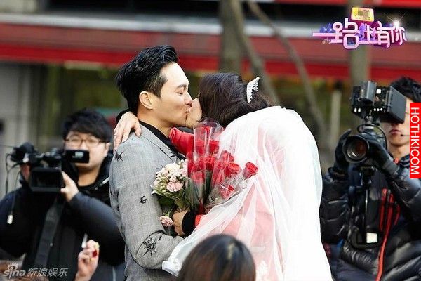 張智霖深情一跪逼哭老婆袁詠儀：遲到14年的求婚！張智霖：未入行前早已看上袁詠儀！ ...