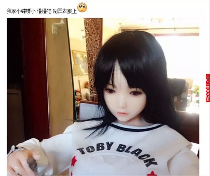 一個男人和他的“充氣娃娃女朋友”一起生活的故事.....太重口味了！真人活不下去啊... ...