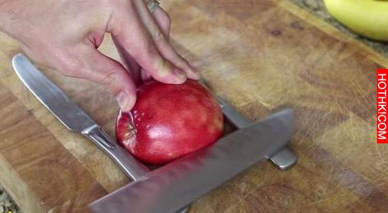 他首先把蘋果斜切成兩半，然後不斷左切右切，最後居然...WOW！ ...