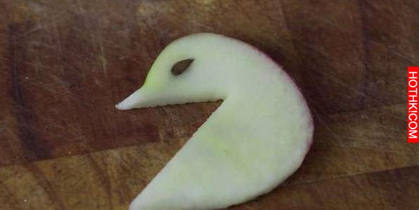 他首先把蘋果斜切成兩半，然後不斷左切右切，最後居然...WOW！ ...