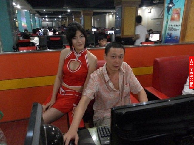 在網咖通宵，旁邊坐了一個美女，半夜時，她拍了拍我的肩說… ...