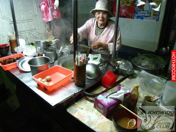 [情報] 常常被搶劫的板橋賣麵婆婆(每碗陽春麵只要30元，加蛋就另加5元) ...
