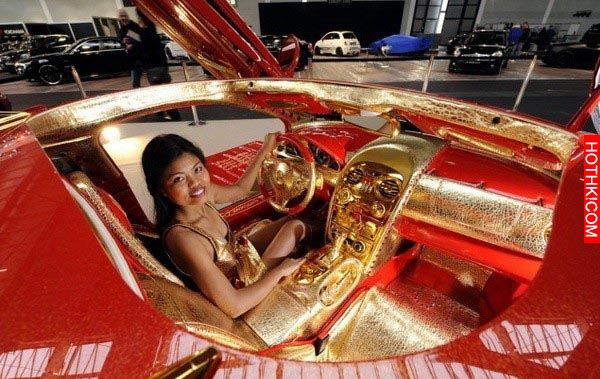3億3千萬奢華黃金賓士賣不出 原因竟然是因為旁邊的車模....... ...