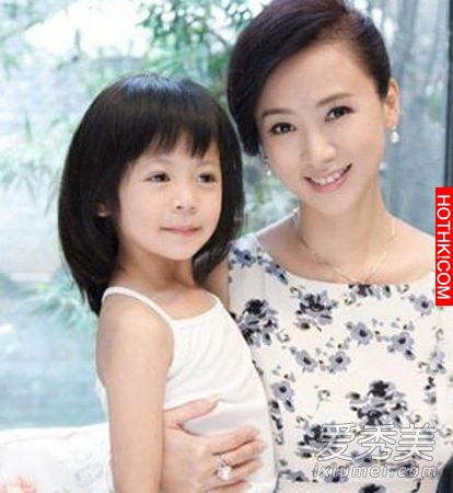 F.I.R.阿沁趕上熱潮當爸啦！和小14歲嫩妻一起挑女兒衣，樂喊：… ...