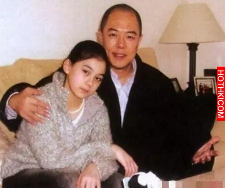 F.I.R.阿沁趕上熱潮當爸啦！和小14歲嫩妻一起挑女兒衣，樂喊：… ...