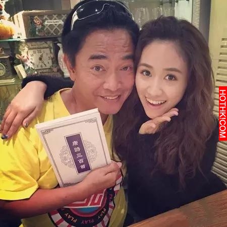 F.I.R.阿沁趕上熱潮當爸啦！和小14歲嫩妻一起挑女兒衣，樂喊：… ...
