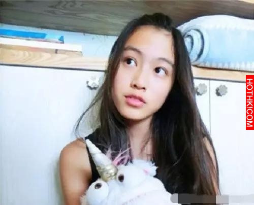 F.I.R.阿沁趕上熱潮當爸啦！和小14歲嫩妻一起挑女兒衣，樂喊：… ...