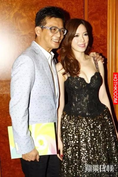 F.I.R.阿沁趕上熱潮當爸啦！和小14歲嫩妻一起挑女兒衣，樂喊：… ...