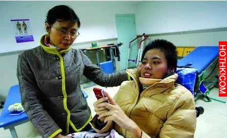 情侶吵架女裸胸跳樓，神勇搬家工神救援阿！！！