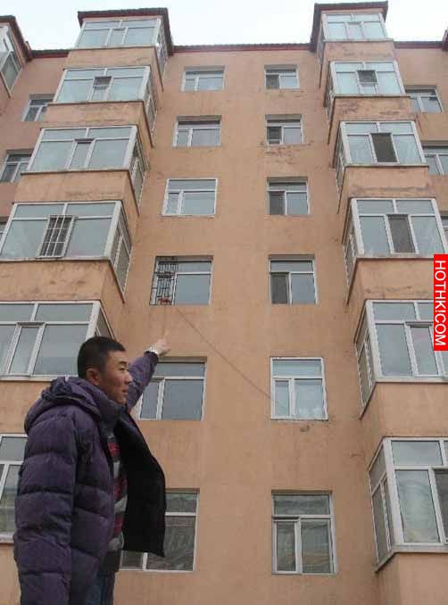 情侶吵架女裸胸跳樓，神勇搬家工神救援阿！！！