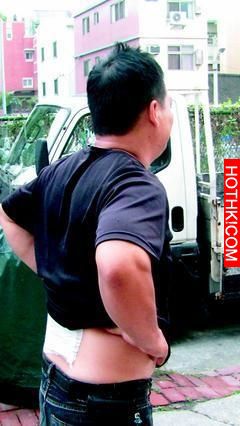 情侶吵架女裸胸跳樓，神勇搬家工神救援阿！！！