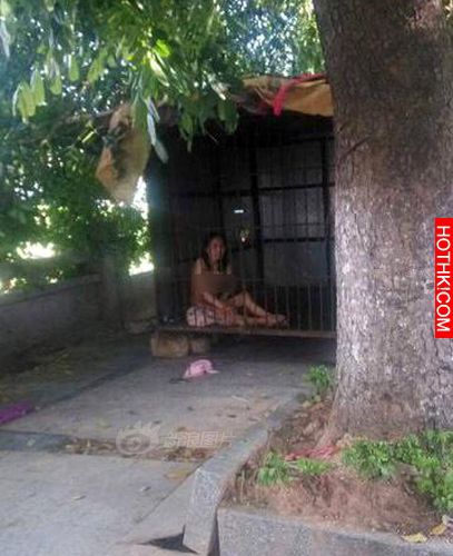 可憐！河邊驚見一名裸女被活生生的鎖在籠內，籠子還是媽媽親自訂製的！這麼狠心竟然是 ...