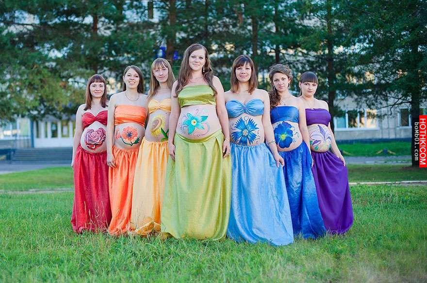 本來不知道攝影師安排這些孕婦穿上彩虹色的用意，但看到下一張照片卻讓全世界的人都掉 ...