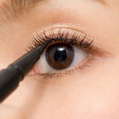 迷人大眼化妝法①「只在黑眼球上方畫粗眼線」 迷人大眼化妝法①「只在黑眼球上方畫粗眼線」