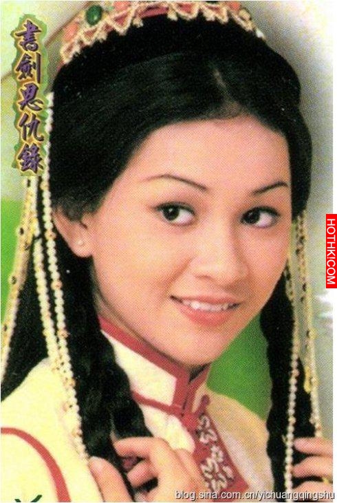 她是爾冬升的初戀，周潤發的前妻，被富商拋棄後成單親媽媽