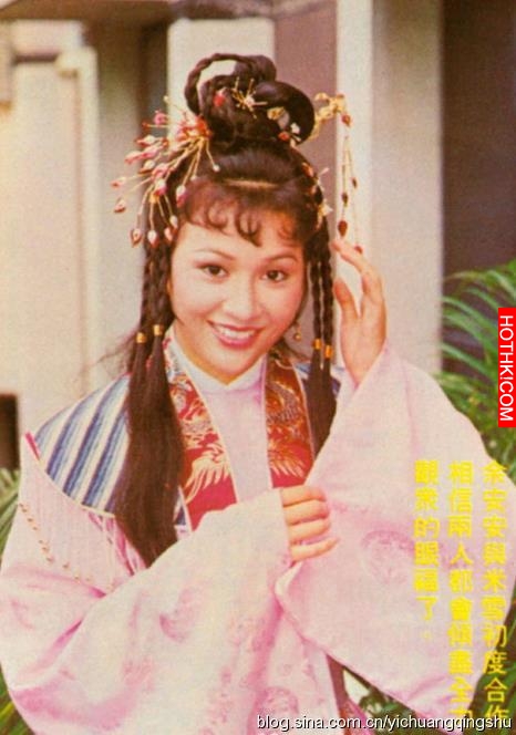 她是爾冬升的初戀，周潤發的前妻，被富商拋棄後成單親媽媽
