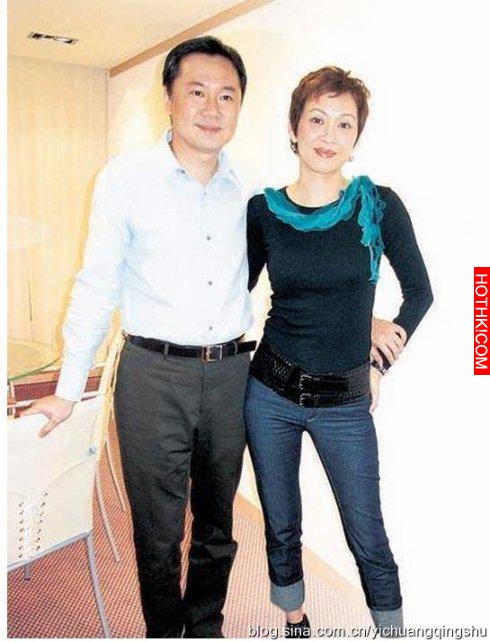 她是爾冬升的初戀，周潤發的前妻，被富商拋棄後成單親媽媽