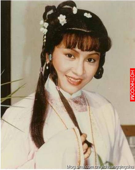 她是爾冬升的初戀，周潤發的前妻，被富商拋棄後成單親媽媽