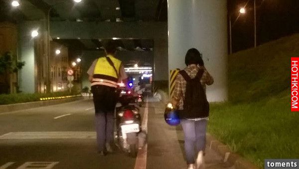 女大生深夜遇到一位80歲失智阿嬤孤伶伶站在路邊時，她竟只用了機車裡的一樣東西就成功 ...