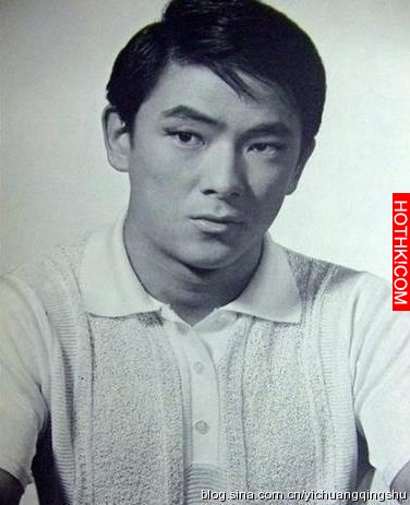 他是第一代功夫皇帝，紅過成龍，被林青霞倒追，女友小他40歲