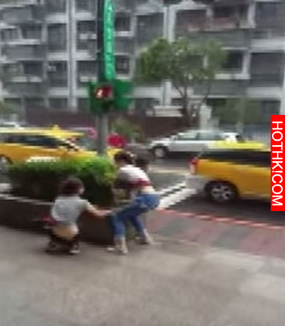 颱風天叫外送，大風吹起女孩上衣，緊緊抓住那個才沒被吹走！網友看了都超心疼！也有人 ...