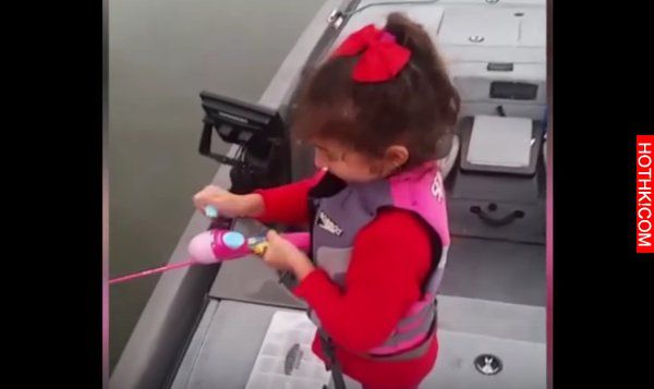 超厲害! 小女孩拿著「玩具釣竿」學爸爸釣魚，沒想到竟釣到...?! 網友看了全驚呆！ ...