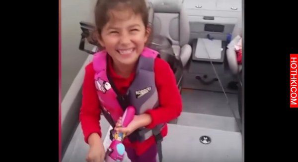 超厲害! 小女孩拿著「玩具釣竿」學爸爸釣魚，沒想到竟釣到...?! 網友看了全驚呆！ ...