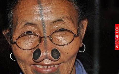 震驚！印度部落女性為變醜將木塞塞入鼻子