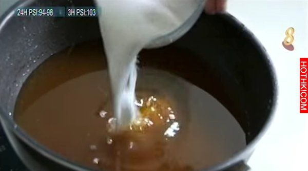 勺子裏放一樣東西，在湯上面刮2下，浮油立刻去光光！想吃的健康，這招一定要學起來！ ...