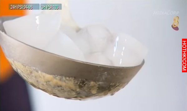 勺子裏放一樣東西，在湯上面刮2下，浮油立刻去光光！想吃的健康，這招一定要學起來！ ...