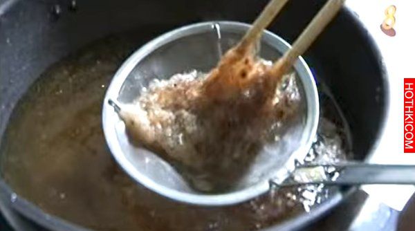 勺子裏放一樣東西，在湯上面刮2下，浮油立刻去光光！想吃的健康，這招一定要學起來！ ...