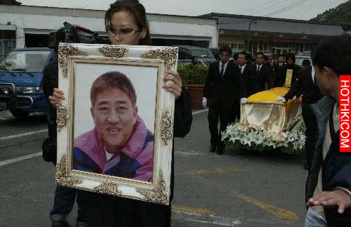 他被譽為亞洲第一飛人，曾與劉德華同台演唱，卻不幸倒在酒瓶裡
