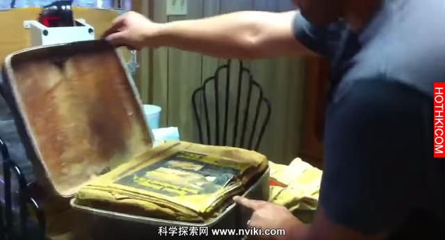 一男子在野外發現一個手提​​箱，好奇帶回家打開後，裡面裝的東西震驚了整個城鎮.... ...