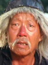 他是成龍的師父，甄子丹卻要管他叫師祖，開宗立派，終成一代宗師