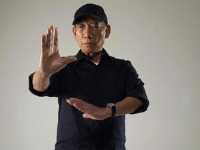 他是成龍的師父，甄子丹卻要管他叫師祖，開宗立派，終成一代宗師
