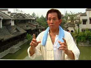 他是成龍的師父，甄子丹卻要管他叫師祖，開宗立派，終成一代宗師