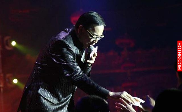 他是三級片天王，&ldquo;睡&rdquo;遍港台所有艷星，卻單身多年靠走穴為生