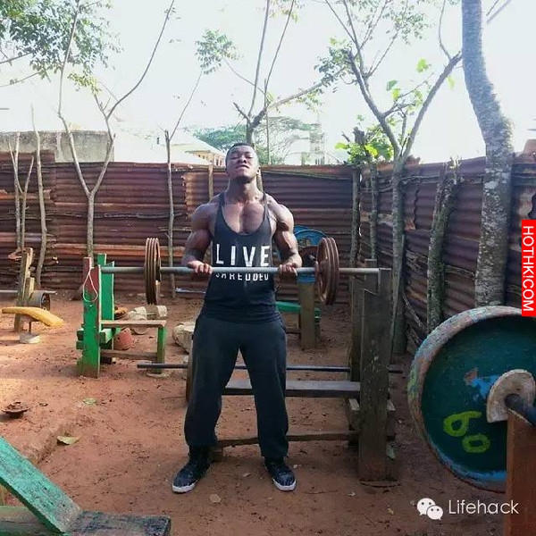 沒錢上健身房的非洲老兄靠DIY工具練出超猛肌肉，他的「健身房」你看完一定會傻眼...吃 ...