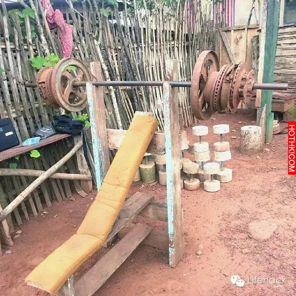 沒錢上健身房的非洲老兄靠DIY工具練出超猛肌肉，他的「健身房」你看完一定會傻眼...吃 ...