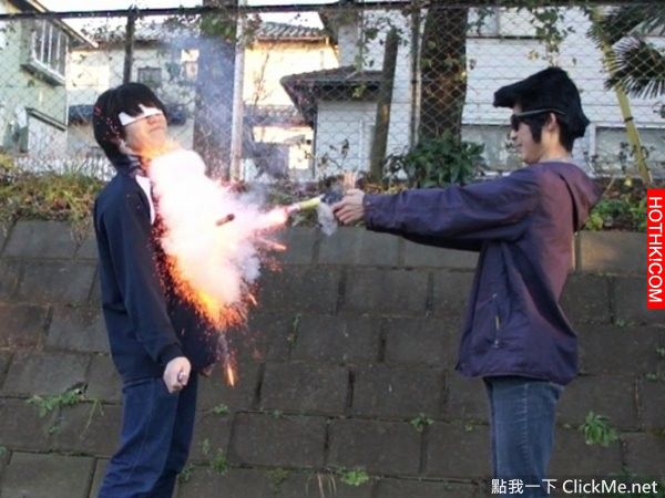 胸前的墜飾能不能擋下發射的子彈呢？他賭上了生命...下場卻讓人好難過！ ...