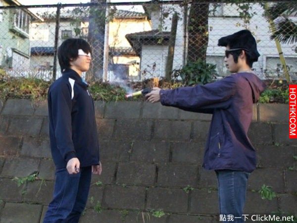 胸前的墜飾能不能擋下發射的子彈呢？他賭上了生命...下場卻讓人好難過！ ...