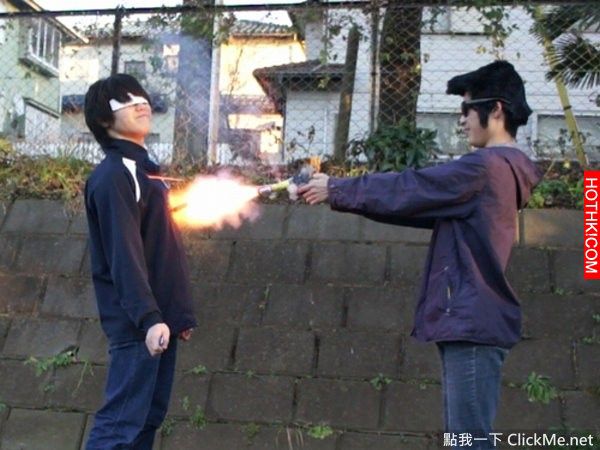 胸前的墜飾能不能擋下發射的子彈呢？他賭上了生命...下場卻讓人好難過！ ...