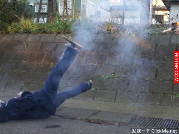 胸前的墜飾能不能擋下發射的子彈呢？他賭上了生命...下場卻讓人好難過！ ...