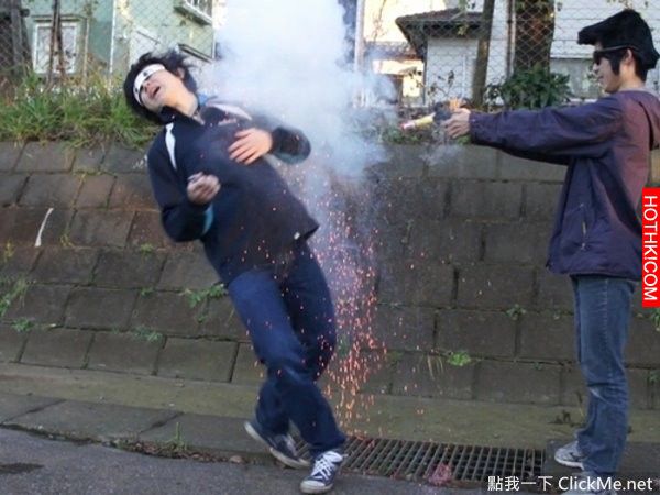 胸前的墜飾能不能擋下發射的子彈呢？他賭上了生命...下場卻讓人好難過！ ...